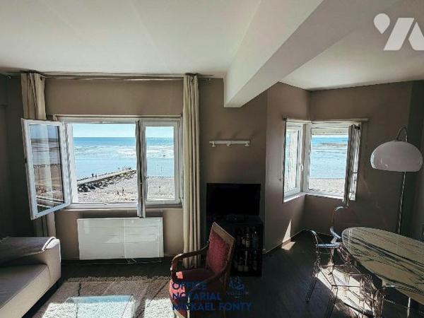 Appartement vue sur mer cuisine aménagée et équipée, deux chambres avec placards, salle de bain...