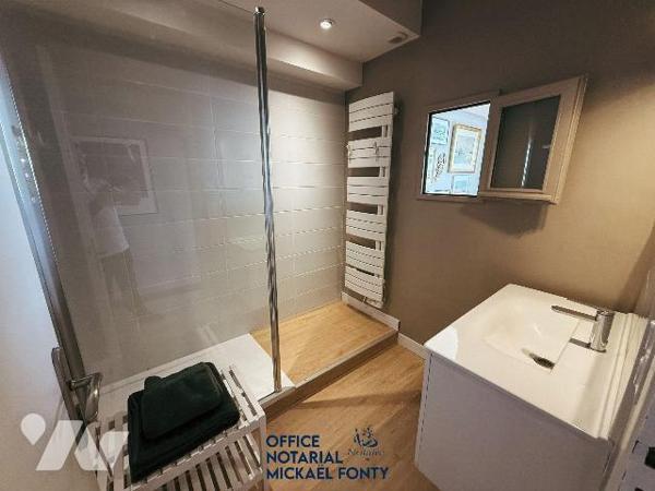 Appartement vue sur mer cuisine aménagée et équipée, deux chambres avec placards, salle de bain...