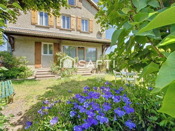 Entre verdure et fonctionnalité, une maison où il fait bon vivre toute l’année.