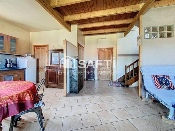 Entre verdure et fonctionnalité, une maison où il fait bon vivre toute l’année.