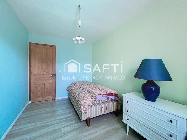 Entre verdure et fonctionnalité, une maison où il fait bon vivre toute l’année.