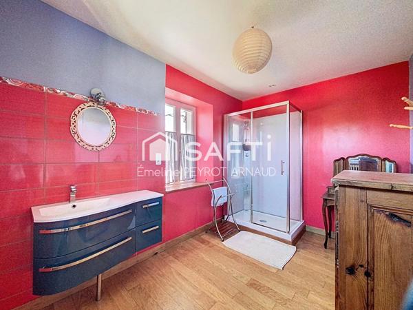 Entre verdure et fonctionnalité, une maison où il fait bon vivre toute l’année.