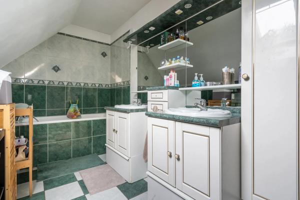 Maison
         4 pièces
        - 136 m² Bien prestige 410 000 € *