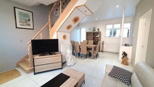 ROANNE – MAISON TYPE LOFT 95 m2 RÉNOVÉE AVEC GARAGE ET COUR PRIVATIVE
