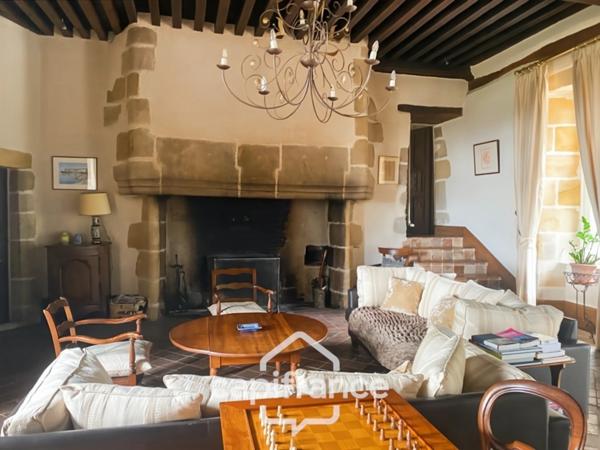 Château à vendre au coeur du bocage bourbonnais sur un parc de 1,5 Ha