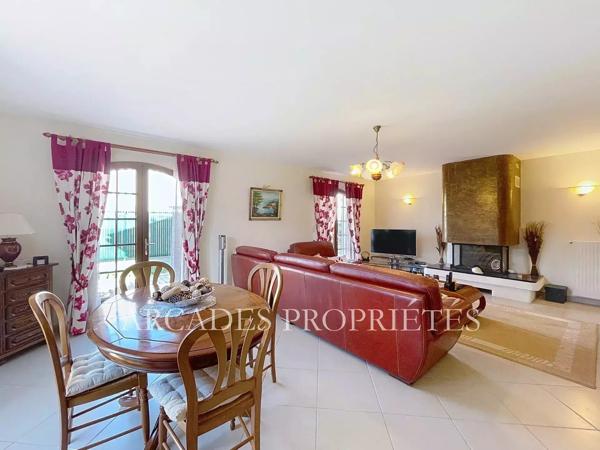 ÉLÉGANTE MAISON FAMILIALE AVEC PISCINE AU CŒUR DE BÈGLE