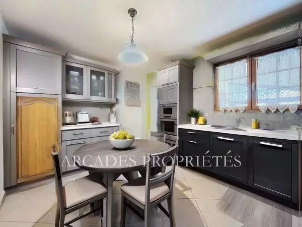 ÉLÉGANTE MAISON FAMILIALE AVEC PISCINE AU CŒUR DE BÈGLE