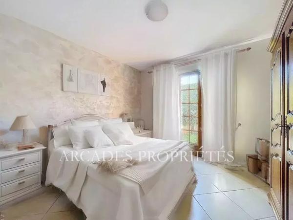 ÉLÉGANTE MAISON FAMILIALE AVEC PISCINE AU CŒUR DE BÈGLE