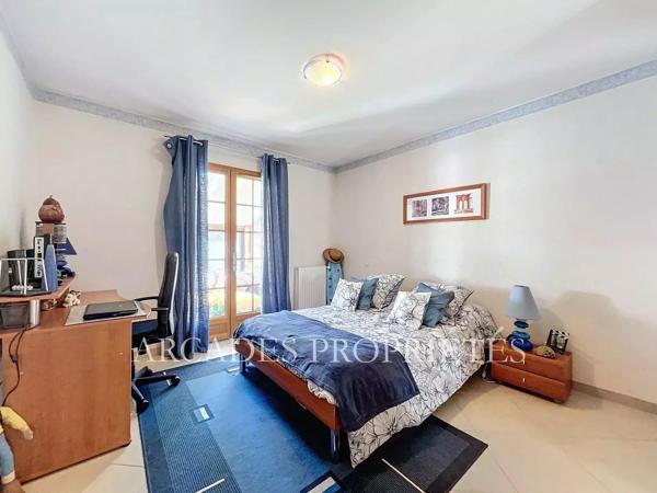 ÉLÉGANTE MAISON FAMILIALE AVEC PISCINE AU CŒUR DE BÈGLE