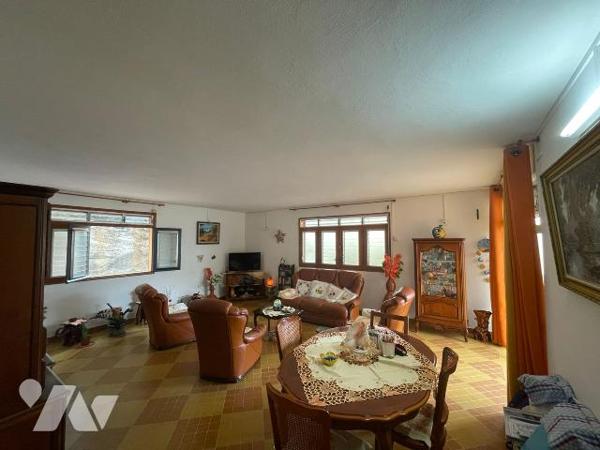 Vente d'une maison de type F7 à usage d'habitation