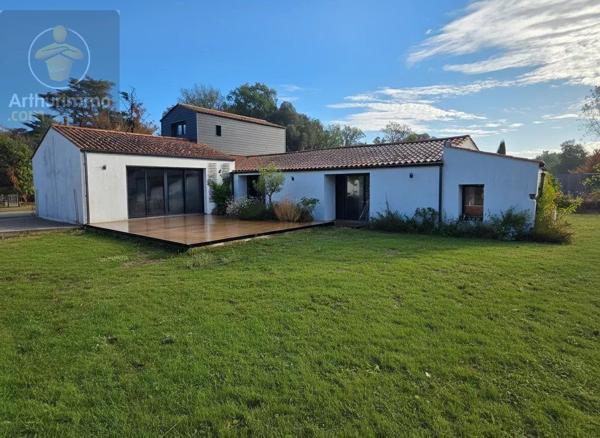 Vente                                                      Maison
                        
                     5 pièces                      165 m2                     à La Garnache