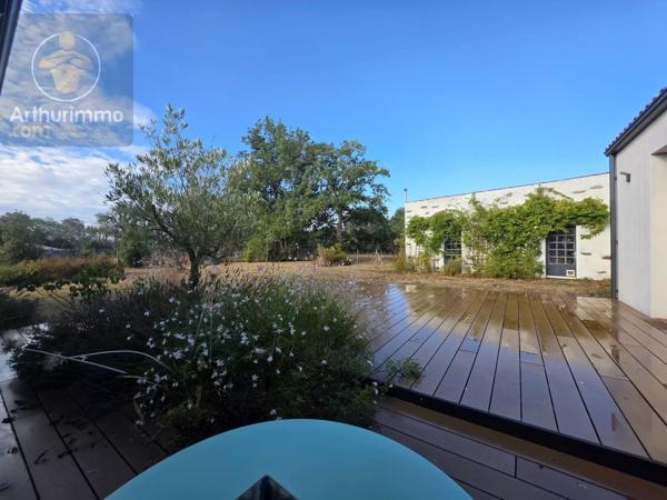 Vente                                                      Maison
                        
                     5 pièces                      165 m2                     à La Garnache