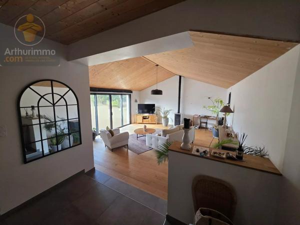 Vente                                                      Maison
                        
                     5 pièces                      165 m2                     à La Garnache