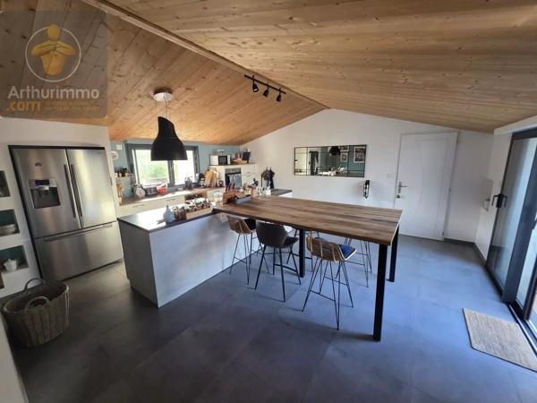 Vente                                                      Maison
                        
                     5 pièces                      165 m2                     à La Garnache