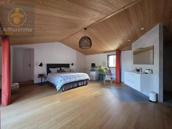 Vente                                                      Maison
                        
                     5 pièces                      165 m2                     à La Garnache