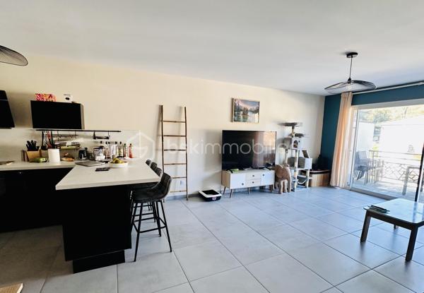 VINCENT PR IMMO ET CELINE H IMMO vous présente cet Appartement T3 Récent avec terrasse dernier étage
Saint-Barthélemy de Beaurepaire 38270, secteur calme et recherché

Au sein d’une résidence récente, venez découvrir ce bel appartement situé au dernier étage sur 2, offrant confort et modernité, sans aucun travaux à prévoir.

Il se compose de :

un hall d’entrée avec rangements intégrés
une pièce de vie lumineuse avec cuisine ouverte sur le séjour
deux chambres avec placard
une salle d’eau moderne
un WC séparé
une buanderie / célier pratique
Vous profiterez également d’une belle terrasse, idéale pour vos moments de détente
Chauffage au sol
Plusieurs places de stationnement au pied de la résidence
Les Plus:
✔ Résidence neuve
✔ Prestations actuelles
✔ Fonctionnel et lumineux
✔ Idéal résidence principale ou investissement

Ne manquez pas cette opportunité rare ! Contactez-nous dès maintenant pour une visite.

Celine 0749427426
Vincent 0633502868