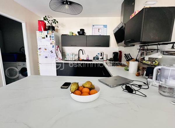 VINCENT PR IMMO ET CELINE H IMMO vous présente cet Appartement T3 Récent avec terrasse dernier étage
Saint-Barthélemy de Beaurepaire 38270, secteur calme et recherché

Au sein d’une résidence récente, venez découvrir ce bel appartement situé au dernier étage sur 2, offrant confort et modernité, sans aucun travaux à prévoir.

Il se compose de :

un hall d’entrée avec rangements intégrés
une pièce de vie lumineuse avec cuisine ouverte sur le séjour
deux chambres avec placard
une salle d’eau moderne
un WC séparé
une buanderie / célier pratique
Vous profiterez également d’une belle terrasse, idéale pour vos moments de détente
Chauffage au sol
Plusieurs places de stationnement au pied de la résidence
Les Plus:
✔ Résidence neuve
✔ Prestations actuelles
✔ Fonctionnel et lumineux
✔ Idéal résidence principale ou investissement

Ne manquez pas cette opportunité rare ! Contactez-nous dès maintenant pour une visite.

Celine 0749427426
Vincent 0633502868