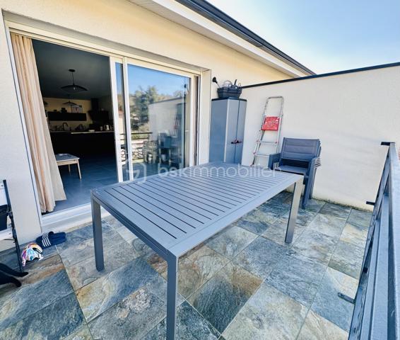 VINCENT PR IMMO ET CELINE H IMMO vous présente cet Appartement T3 Récent avec terrasse dernier étage
Saint-Barthélemy de Beaurepaire 38270, secteur calme et recherché

Au sein d’une résidence récente, venez découvrir ce bel appartement situé au dernier étage sur 2, offrant confort et modernité, sans aucun travaux à prévoir.

Il se compose de :

un hall d’entrée avec rangements intégrés
une pièce de vie lumineuse avec cuisine ouverte sur le séjour
deux chambres avec placard
une salle d’eau moderne
un WC séparé
une buanderie / célier pratique
Vous profiterez également d’une belle terrasse, idéale pour vos moments de détente
Chauffage au sol
Plusieurs places de stationnement au pied de la résidence
Les Plus:
✔ Résidence neuve
✔ Prestations actuelles
✔ Fonctionnel et lumineux
✔ Idéal résidence principale ou investissement

Ne manquez pas cette opportunité rare ! Contactez-nous dès maintenant pour une visite.

Celine 0749427426
Vincent 0633502868