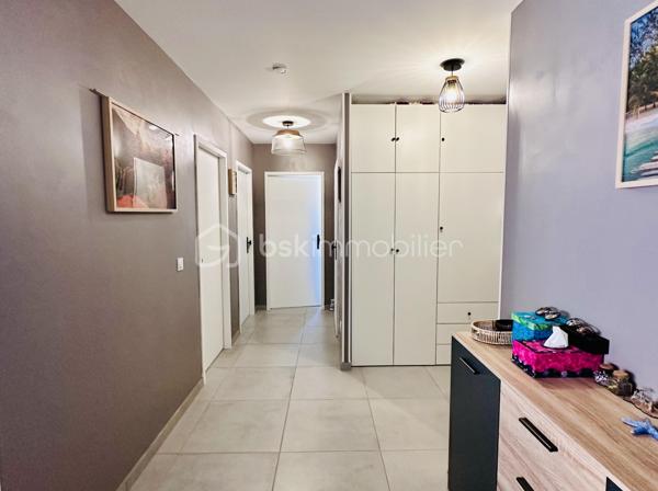 VINCENT PR IMMO ET CELINE H IMMO vous présente cet Appartement T3 Récent avec terrasse dernier étage
Saint-Barthélemy de Beaurepaire 38270, secteur calme et recherché

Au sein d’une résidence récente, venez découvrir ce bel appartement situé au dernier étage sur 2, offrant confort et modernité, sans aucun travaux à prévoir.

Il se compose de :

un hall d’entrée avec rangements intégrés
une pièce de vie lumineuse avec cuisine ouverte sur le séjour
deux chambres avec placard
une salle d’eau moderne
un WC séparé
une buanderie / célier pratique
Vous profiterez également d’une belle terrasse, idéale pour vos moments de détente
Chauffage au sol
Plusieurs places de stationnement au pied de la résidence
Les Plus:
✔ Résidence neuve
✔ Prestations actuelles
✔ Fonctionnel et lumineux
✔ Idéal résidence principale ou investissement

Ne manquez pas cette opportunité rare ! Contactez-nous dès maintenant pour une visite.

Celine 0749427426
Vincent 0633502868