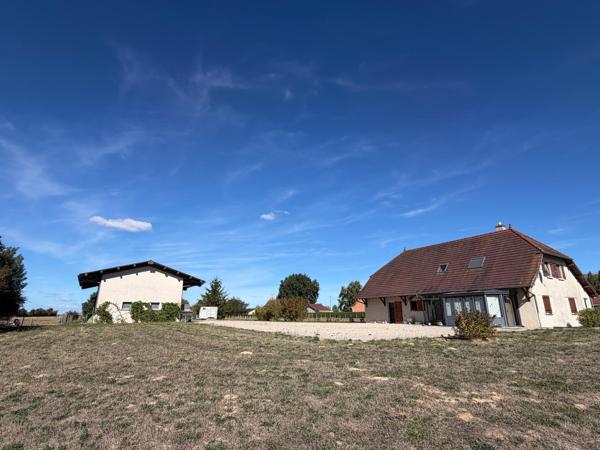 Bel ensemble sur grand terrain attenant
