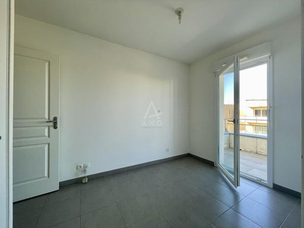 Appartement de T 2 surface de 34 m2 , au 3 eme etage dans immeuble récent avec ascenseur entre le quartier ST SERVAN -LA MADELEINE- SAINT MALO