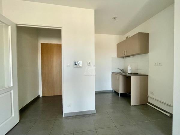 Appartement de T 2 surface de 34 m2 , au 3 eme etage dans immeuble récent avec ascenseur entre le quartier ST SERVAN -LA MADELEINE- SAINT MALO