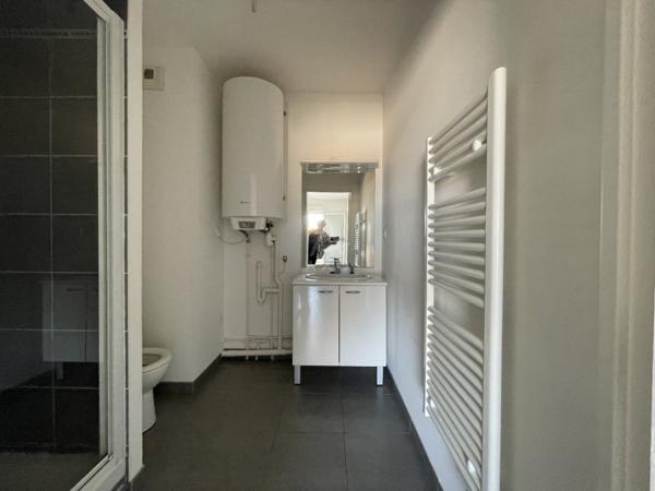 Appartement de T 2 surface de 34 m2 , au 3 eme etage dans immeuble récent avec ascenseur entre le quartier ST SERVAN -LA MADELEINE- SAINT MALO