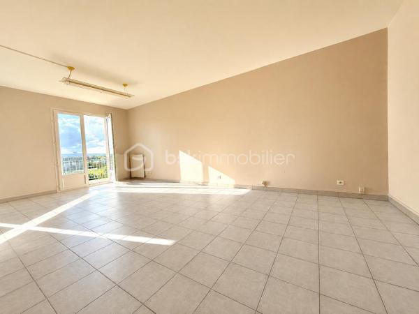 💡 Possibilité pour particulier ou de conserver en local professionnel (autorisations ERP)

Au calme absolu et sans vis-à-vis, nous vous invitons à découvrir en exclusivité cet appartement T2 lumineux d’environ 55 m² situé au 3ème et dernier étage avec ascenseur, et au pied des commerces et des transports, avec une place de stationnement privative.

Il se compose d'une belle entrée avec placard, d’un séjour d’environ 24 m² et d’une cuisine indépendante non équipée qui peut s’ouvrir sur la pièce de vie. Toutes les pièces donnent sur la grande terrasse de 17 m² orientée Ouest. 
Vous disposerez d’une chambre avec placard et d’un point d’eau avec toilette (au besoin salle d’eau à créer).

Le bien est vendu avec une place de parking privative. 
Possibilité d’acquérir le garage en sus du prix.
Les charges de copropriété trimestrielles sont de 193,50 €.

Les plus : la localisation avec la proximité de toute les commodités, la vue, l’absence de vis-à-vis, l’orientation, le calme, les faibles charges de copropriété, la bonne performance énergétique…

Peut convenir à une profession libérale ou à particulier avec quelques agencements à prévoir.
Opportunité à saisir !