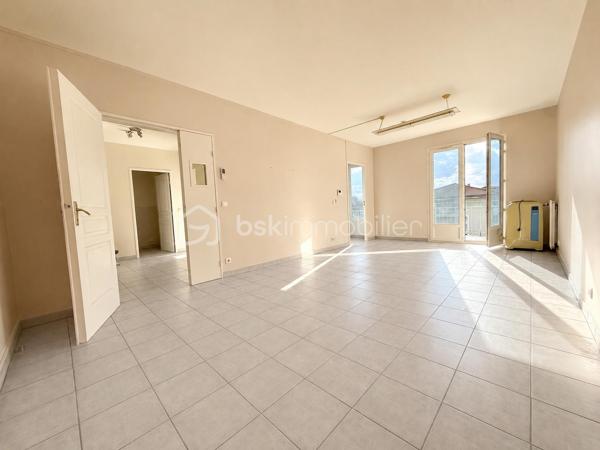 💡 Possibilité pour particulier ou de conserver en local professionnel (autorisations ERP)

Au calme absolu et sans vis-à-vis, nous vous invitons à découvrir en exclusivité cet appartement T2 lumineux d’environ 55 m² situé au 3ème et dernier étage avec ascenseur, et au pied des commerces et des transports, avec une place de stationnement privative.

Il se compose d'une belle entrée avec placard, d’un séjour d’environ 24 m² et d’une cuisine indépendante non équipée qui peut s’ouvrir sur la pièce de vie. Toutes les pièces donnent sur la grande terrasse de 17 m² orientée Ouest. 
Vous disposerez d’une chambre avec placard et d’un point d’eau avec toilette (au besoin salle d’eau à créer).

Le bien est vendu avec une place de parking privative. 
Possibilité d’acquérir le garage en sus du prix.
Les charges de copropriété trimestrielles sont de 193,50 €.

Les plus : la localisation avec la proximité de toute les commodités, la vue, l’absence de vis-à-vis, l’orientation, le calme, les faibles charges de copropriété, la bonne performance énergétique…

Peut convenir à une profession libérale ou à particulier avec quelques agencements à prévoir.
Opportunité à saisir !