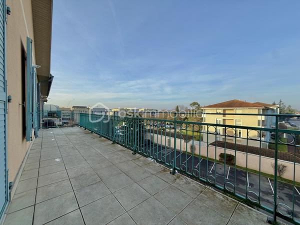 💡 Possibilité pour particulier ou de conserver en local professionnel (autorisations ERP)

Au calme absolu et sans vis-à-vis, nous vous invitons à découvrir en exclusivité cet appartement T2 lumineux d’environ 55 m² situé au 3ème et dernier étage avec ascenseur, et au pied des commerces et des transports, avec une place de stationnement privative.

Il se compose d'une belle entrée avec placard, d’un séjour d’environ 24 m² et d’une cuisine indépendante non équipée qui peut s’ouvrir sur la pièce de vie. Toutes les pièces donnent sur la grande terrasse de 17 m² orientée Ouest. 
Vous disposerez d’une chambre avec placard et d’un point d’eau avec toilette (au besoin salle d’eau à créer).

Le bien est vendu avec une place de parking privative. 
Possibilité d’acquérir le garage en sus du prix.
Les charges de copropriété trimestrielles sont de 193,50 €.

Les plus : la localisation avec la proximité de toute les commodités, la vue, l’absence de vis-à-vis, l’orientation, le calme, les faibles charges de copropriété, la bonne performance énergétique…

Peut convenir à une profession libérale ou à particulier avec quelques agencements à prévoir.
Opportunité à saisir !