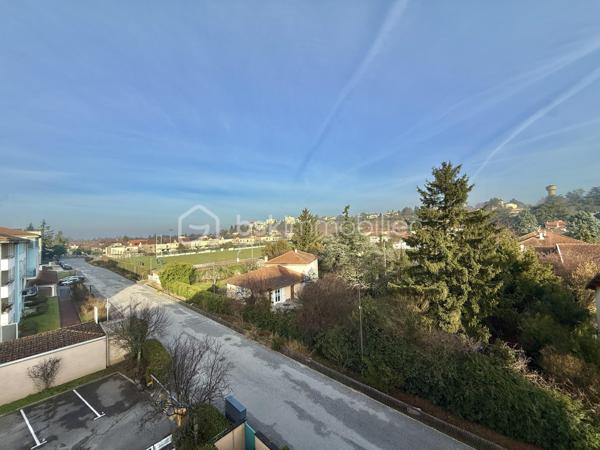 💡 Possibilité pour particulier ou de conserver en local professionnel (autorisations ERP)

Au calme absolu et sans vis-à-vis, nous vous invitons à découvrir en exclusivité cet appartement T2 lumineux d’environ 55 m² situé au 3ème et dernier étage avec ascenseur, et au pied des commerces et des transports, avec une place de stationnement privative.

Il se compose d'une belle entrée avec placard, d’un séjour d’environ 24 m² et d’une cuisine indépendante non équipée qui peut s’ouvrir sur la pièce de vie. Toutes les pièces donnent sur la grande terrasse de 17 m² orientée Ouest. 
Vous disposerez d’une chambre avec placard et d’un point d’eau avec toilette (au besoin salle d’eau à créer).

Le bien est vendu avec une place de parking privative. 
Possibilité d’acquérir le garage en sus du prix.
Les charges de copropriété trimestrielles sont de 193,50 €.

Les plus : la localisation avec la proximité de toute les commodités, la vue, l’absence de vis-à-vis, l’orientation, le calme, les faibles charges de copropriété, la bonne performance énergétique…

Peut convenir à une profession libérale ou à particulier avec quelques agencements à prévoir.
Opportunité à saisir !