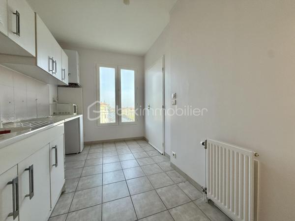 💡 Possibilité pour particulier ou de conserver en local professionnel (autorisations ERP)

Au calme absolu et sans vis-à-vis, nous vous invitons à découvrir en exclusivité cet appartement T2 lumineux d’environ 55 m² situé au 3ème et dernier étage avec ascenseur, et au pied des commerces et des transports, avec une place de stationnement privative.

Il se compose d'une belle entrée avec placard, d’un séjour d’environ 24 m² et d’une cuisine indépendante non équipée qui peut s’ouvrir sur la pièce de vie. Toutes les pièces donnent sur la grande terrasse de 17 m² orientée Ouest. 
Vous disposerez d’une chambre avec placard et d’un point d’eau avec toilette (au besoin salle d’eau à créer).

Le bien est vendu avec une place de parking privative. 
Possibilité d’acquérir le garage en sus du prix.
Les charges de copropriété trimestrielles sont de 193,50 €.

Les plus : la localisation avec la proximité de toute les commodités, la vue, l’absence de vis-à-vis, l’orientation, le calme, les faibles charges de copropriété, la bonne performance énergétique…

Peut convenir à une profession libérale ou à particulier avec quelques agencements à prévoir.
Opportunité à saisir !