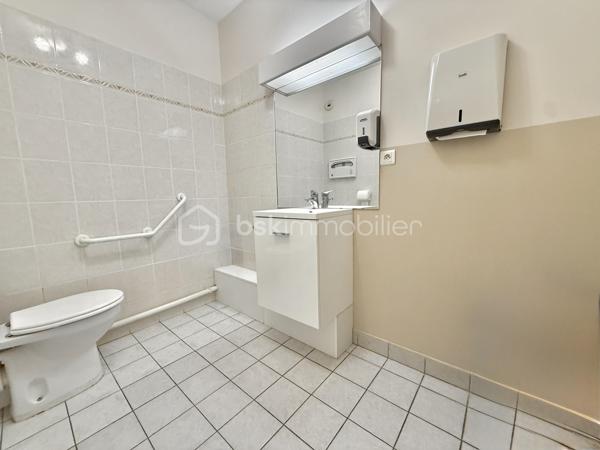 💡 Possibilité pour particulier ou de conserver en local professionnel (autorisations ERP)

Au calme absolu et sans vis-à-vis, nous vous invitons à découvrir en exclusivité cet appartement T2 lumineux d’environ 55 m² situé au 3ème et dernier étage avec ascenseur, et au pied des commerces et des transports, avec une place de stationnement privative.

Il se compose d'une belle entrée avec placard, d’un séjour d’environ 24 m² et d’une cuisine indépendante non équipée qui peut s’ouvrir sur la pièce de vie. Toutes les pièces donnent sur la grande terrasse de 17 m² orientée Ouest. 
Vous disposerez d’une chambre avec placard et d’un point d’eau avec toilette (au besoin salle d’eau à créer).

Le bien est vendu avec une place de parking privative. 
Possibilité d’acquérir le garage en sus du prix.
Les charges de copropriété trimestrielles sont de 193,50 €.

Les plus : la localisation avec la proximité de toute les commodités, la vue, l’absence de vis-à-vis, l’orientation, le calme, les faibles charges de copropriété, la bonne performance énergétique…

Peut convenir à une profession libérale ou à particulier avec quelques agencements à prévoir.
Opportunité à saisir !