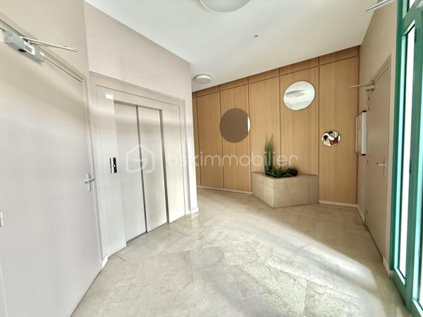 💡 Possibilité pour particulier ou de conserver en local professionnel (autorisations ERP)

Au calme absolu et sans vis-à-vis, nous vous invitons à découvrir en exclusivité cet appartement T2 lumineux d’environ 55 m² situé au 3ème et dernier étage avec ascenseur, et au pied des commerces et des transports, avec une place de stationnement privative.

Il se compose d'une belle entrée avec placard, d’un séjour d’environ 24 m² et d’une cuisine indépendante non équipée qui peut s’ouvrir sur la pièce de vie. Toutes les pièces donnent sur la grande terrasse de 17 m² orientée Ouest. 
Vous disposerez d’une chambre avec placard et d’un point d’eau avec toilette (au besoin salle d’eau à créer).

Le bien est vendu avec une place de parking privative. 
Possibilité d’acquérir le garage en sus du prix.
Les charges de copropriété trimestrielles sont de 193,50 €.

Les plus : la localisation avec la proximité de toute les commodités, la vue, l’absence de vis-à-vis, l’orientation, le calme, les faibles charges de copropriété, la bonne performance énergétique…

Peut convenir à une profession libérale ou à particulier avec quelques agencements à prévoir.
Opportunité à saisir !
