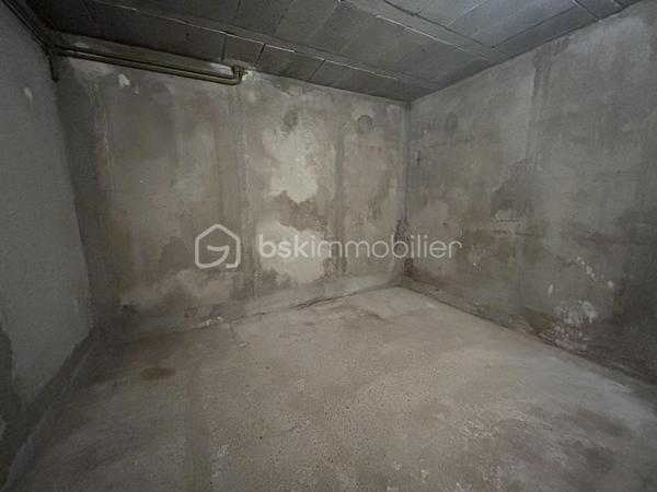 Dans le joli village de MARGUERITTES, venez découvrir cette maison à potentiel élevée d’un étage sur un terrain de 601 m². D’une surface de 115 m² habitable, elle est située dans une zone résidentielle.
Un escalier extérieur permet l’accès au premier étage composé : d’une grande loggia, d’une entrée, d’une cuisine séparée de 9 m², d’un salon-séjour de 26 m² environ, de deux chambres de 10 et 12 m² environ, d’une salle d’eau et d’un WC. La cuisine est attenante à la pièce de vie et pourra s’ouvrir dessus si vous souhaitez une pièce de vie totalement ouverte.
Le rez-de-chaussée compte: une pièce de vie, une buanderie, une chambre de 13 m² environ, une salle d’eau/wc, une pièce brute sans fonction actuelle et un garage de 26 m².
Elle conviendra donc tout aussi bien à une famille rêvant d’espace qu’à un projet comprenant 2 logements distincts. Les premières photos de l’annonce concernent le 1er étage, et à partir de la photo du garage, ce sont les pièces du rez-de-chaussée qui sont déjà en bonne partie aménagées.
Les prestations: menuiseries en PVC majoritaires, volets roulants électriques au 1er étage + volets aluminium sur les deux niveaux, climatisation réversible dans la pièce de vie du 1er étage, chauffage au fioul de 2013, isolation des combles de 2009.
Côté extérieurs, on fait le tour de la maison qui possède une belle oliveraie.
Cette maison n’attend que vous pour sublimer son potentiel à votre image, alors à vos agendas pour la visite !
