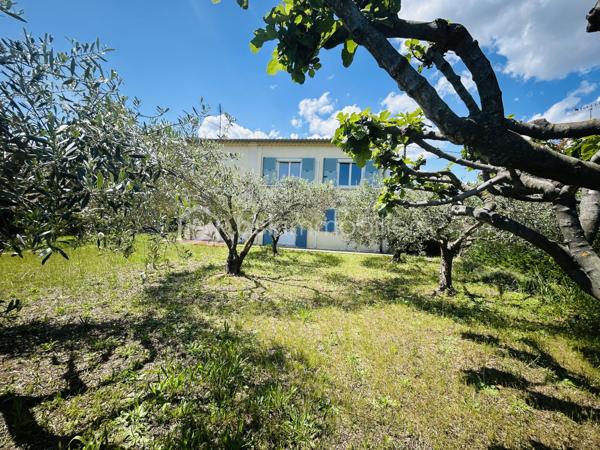 Dans le joli village de MARGUERITTES, venez découvrir cette maison à potentiel élevée d’un étage sur un terrain de 601 m². D’une surface de 115 m² habitable, elle est située dans une zone résidentielle.
Un escalier extérieur permet l’accès au premier étage composé : d’une grande loggia, d’une entrée, d’une cuisine séparée de 9 m², d’un salon-séjour de 26 m² environ, de deux chambres de 10 et 12 m² environ, d’une salle d’eau et d’un WC. La cuisine est attenante à la pièce de vie et pourra s’ouvrir dessus si vous souhaitez une pièce de vie totalement ouverte.
Le rez-de-chaussée compte: une pièce de vie, une buanderie, une chambre de 13 m² environ, une salle d’eau/wc, une pièce brute sans fonction actuelle et un garage de 26 m².
Elle conviendra donc tout aussi bien à une famille rêvant d’espace qu’à un projet comprenant 2 logements distincts. Les premières photos de l’annonce concernent le 1er étage, et à partir de la photo du garage, ce sont les pièces du rez-de-chaussée qui sont déjà en bonne partie aménagées.
Les prestations: menuiseries en PVC majoritaires, volets roulants électriques au 1er étage + volets aluminium sur les deux niveaux, climatisation réversible dans la pièce de vie du 1er étage, chauffage au fioul de 2013, isolation des combles de 2009.
Côté extérieurs, on fait le tour de la maison qui possède une belle oliveraie.
Cette maison n’attend que vous pour sublimer son potentiel à votre image, alors à vos agendas pour la visite !