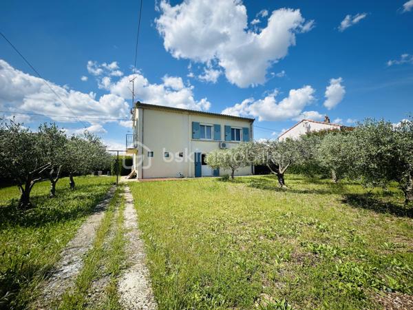 Dans le joli village de MARGUERITTES, venez découvrir cette maison à potentiel élevée d’un étage sur un terrain de 601 m². D’une surface de 115 m² habitable, elle est située dans une zone résidentielle.
Un escalier extérieur permet l’accès au premier étage composé : d’une grande loggia, d’une entrée, d’une cuisine séparée de 9 m², d’un salon-séjour de 26 m² environ, de deux chambres de 10 et 12 m² environ, d’une salle d’eau et d’un WC. La cuisine est attenante à la pièce de vie et pourra s’ouvrir dessus si vous souhaitez une pièce de vie totalement ouverte.
Le rez-de-chaussée compte: une pièce de vie, une buanderie, une chambre de 13 m² environ, une salle d’eau/wc, une pièce brute sans fonction actuelle et un garage de 26 m².
Elle conviendra donc tout aussi bien à une famille rêvant d’espace qu’à un projet comprenant 2 logements distincts. Les premières photos de l’annonce concernent le 1er étage, et à partir de la photo du garage, ce sont les pièces du rez-de-chaussée qui sont déjà en bonne partie aménagées.
Les prestations: menuiseries en PVC majoritaires, volets roulants électriques au 1er étage + volets aluminium sur les deux niveaux, climatisation réversible dans la pièce de vie du 1er étage, chauffage au fioul de 2013, isolation des combles de 2009.
Côté extérieurs, on fait le tour de la maison qui possède une belle oliveraie.
Cette maison n’attend que vous pour sublimer son potentiel à votre image, alors à vos agendas pour la visite !