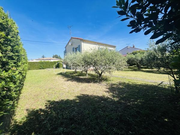 Dans le joli village de MARGUERITTES, venez découvrir cette maison à potentiel élevée d’un étage sur un terrain de 601 m². D’une surface de 115 m² habitable, elle est située dans une zone résidentielle.
Un escalier extérieur permet l’accès au premier étage composé : d’une grande loggia, d’une entrée, d’une cuisine séparée de 9 m², d’un salon-séjour de 26 m² environ, de deux chambres de 10 et 12 m² environ, d’une salle d’eau et d’un WC. La cuisine est attenante à la pièce de vie et pourra s’ouvrir dessus si vous souhaitez une pièce de vie totalement ouverte.
Le rez-de-chaussée compte: une pièce de vie, une buanderie, une chambre de 13 m² environ, une salle d’eau/wc, une pièce brute sans fonction actuelle et un garage de 26 m².
Elle conviendra donc tout aussi bien à une famille rêvant d’espace qu’à un projet comprenant 2 logements distincts. Les premières photos de l’annonce concernent le 1er étage, et à partir de la photo du garage, ce sont les pièces du rez-de-chaussée qui sont déjà en bonne partie aménagées.
Les prestations: menuiseries en PVC majoritaires, volets roulants électriques au 1er étage + volets aluminium sur les deux niveaux, climatisation réversible dans la pièce de vie du 1er étage, chauffage au fioul de 2013, isolation des combles de 2009.
Côté extérieurs, on fait le tour de la maison qui possède une belle oliveraie.
Cette maison n’attend que vous pour sublimer son potentiel à votre image, alors à vos agendas pour la visite !