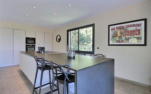 Maison à vendre    6 pièces • 172 m2 Marseille 10