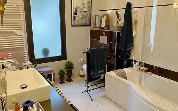 Maison à vendre    7 pièces •  Saint-Yrieix-sur-Charente