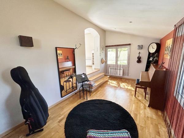 Maison 6 pièce(s) 182 m² sur 1505 m² de terrain avec double garage