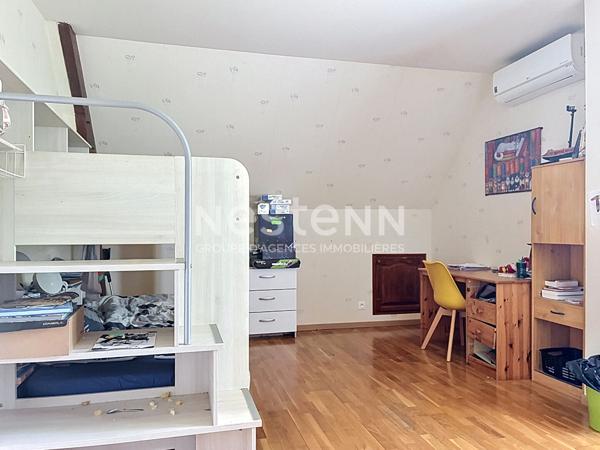 Maison familiale dans un cadre boisé à Soucelles