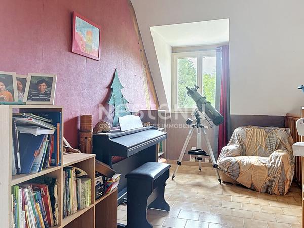 Maison familiale dans un cadre boisé à Soucelles