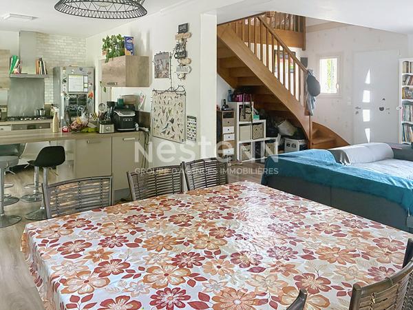 Maison familiale dans un cadre boisé à Soucelles