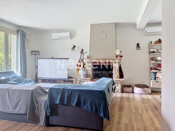 Maison familiale dans un cadre boisé à Soucelles