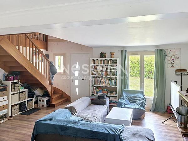 Maison familiale dans un cadre boisé à Soucelles