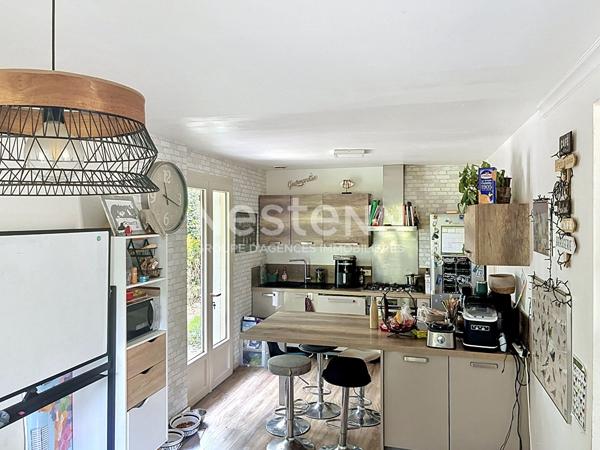 Maison familiale dans un cadre boisé à Soucelles