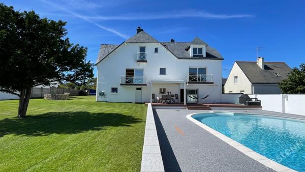 QUIBERON - Propriété des années 30 rénovée de 218 m² avec piscine