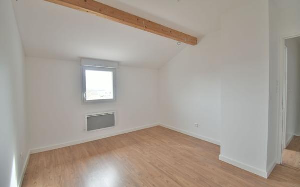 Maison à vendre    7 pièces •  Villieu-Loyes-Mollon