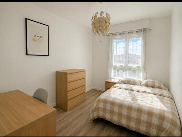 PETIT PARILLY : T5 - PARILLY - TRAMWAY - BUS - GARE - METRO -COLOCATION -4 CHAMBRES